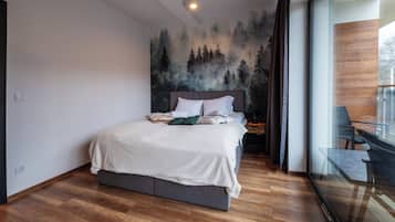 Tabla de planchar con plancha y ropa de cama