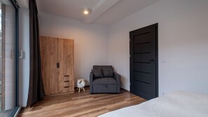 Iron/ironing board, bed sheets