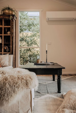 Smart TV - Mr Percival - Ocean Views and Curated Style (Glamorgan-Spring Bay)