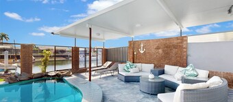 Relfections at Newport 5Bedroom Pool and Canal Living