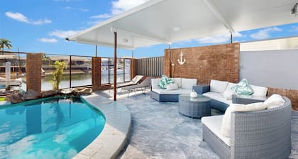 Relfections at Newport 5Bedroom Pool and Canal Living
