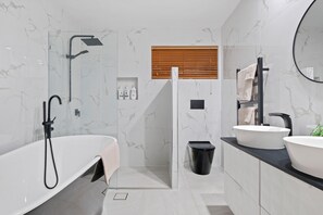 Shower, hair dryer, towels, soap - Relfections at Newport 5Bedroom Pool and Canal Living (Newport)