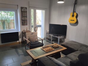 TV, DVD player, books, stereo - Logis Ô Bambou (Rouans)