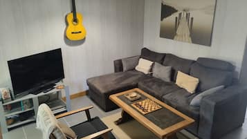 Televisie, een dvd-speler, boeken en een stereo
