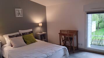 2 chambres, fer et planche Ă repasser