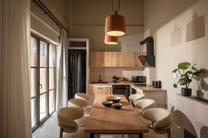 Réfrigérateur, lave-vaisselle, cafetière/bouilloire, grille-pain