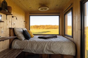 1 bedroom, bed sheets