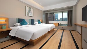 Une chambre d’hôtel avec un grand lit, des tables de chevet, une fenêtre avec vue et un téléviseur à écran plat.