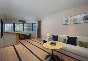 Comfort Double Room, City View | Ruang tamu | 50 inci televisyen LCD dengan satelit, pemain DVD, stesen dok iPod