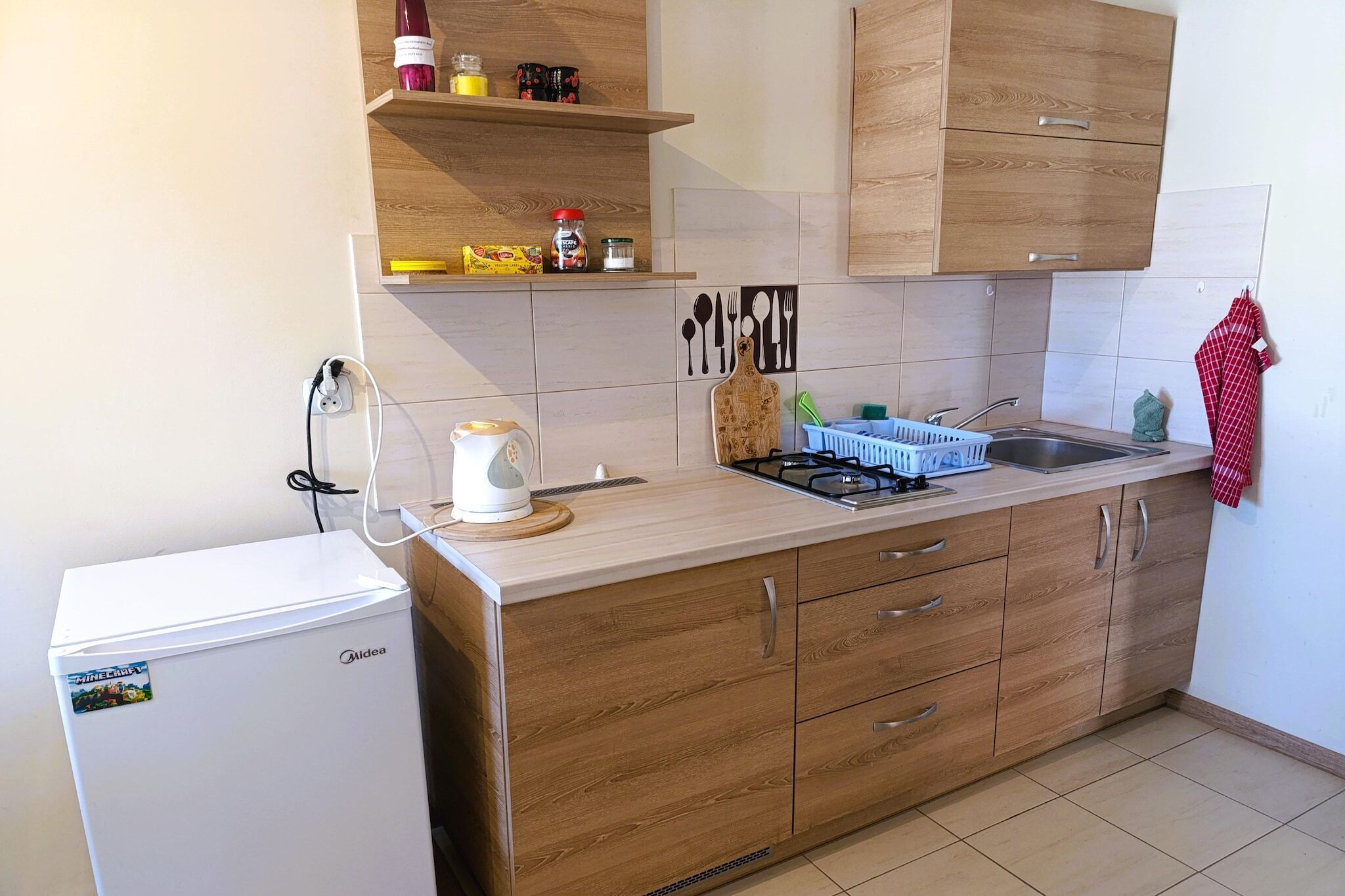 Réfrigérateur, plaque de cuisson, cafetière/bouilloire