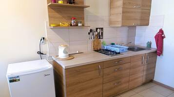 Réfrigérateur, plaque de cuisson, cafetière/bouilloire