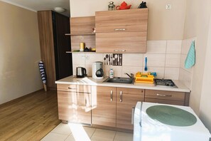 Fridge, stovetop, coffee/tea maker