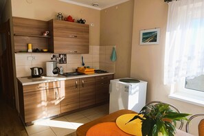 Fridge, stovetop, coffee/tea maker