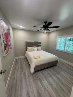 5 bedrooms, iron/ironing board, free WiFi, bed sheets