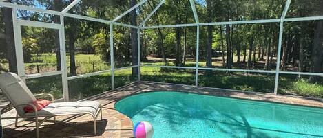 Een buitenzwembad en een verwarmd zwembad