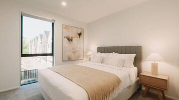 2 habitaciones, escritorio y tabla de planchar con plancha