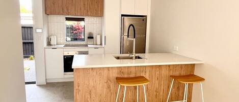 Réfrigérateur, micro-ondes, four, plaque de cuisson