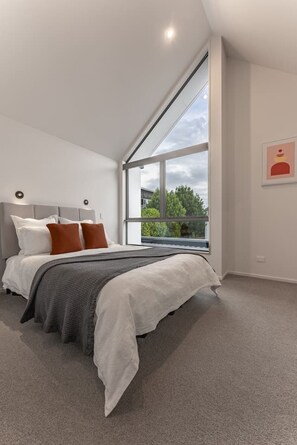 2 habitaciones, escritorio y tabla de planchar con plancha 