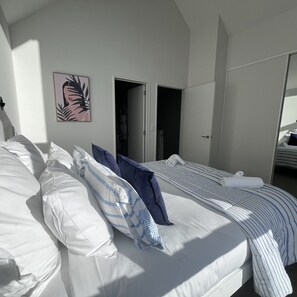 2 bedrooms, desk, iron/ironing board, travel cot - Urban Nest Explorer: Walk to City, Free Parking (Christchurch)