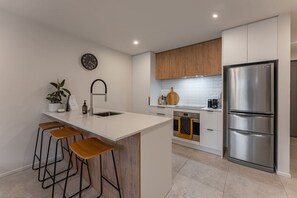 Fridge, microwave, oven, stovetop - Urban Nest Explorer: Walk to City, Free Parking (Christchurch)