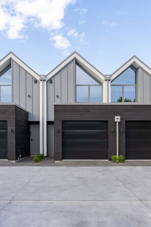 Exterior - Urban Nest Explorer: Walk to City, Free Parking (Christchurch)