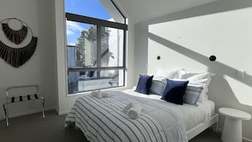 2 habitaciones, escritorio y tabla de planchar con plancha