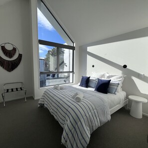 2 bedrooms, desk, iron/ironing board, travel cot - Urban Nest Explorer: Walk to City, Free Parking (Christchurch)