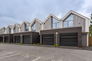 Exterior - Urban Nest Explorer: Walk to City, Free Parking (Christchurch)