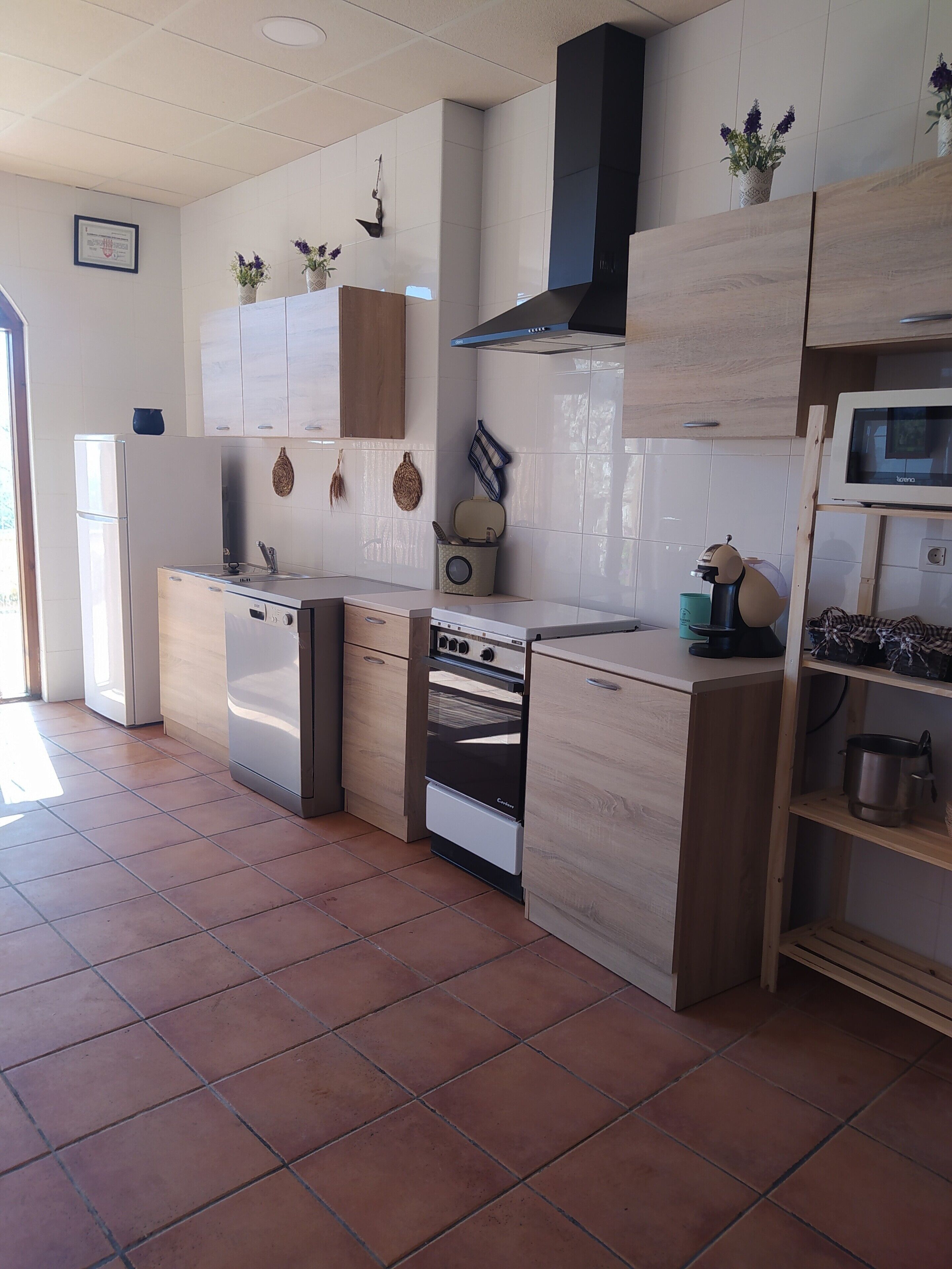 Kylskåp, mikrovågsugn, ugn och spishäll