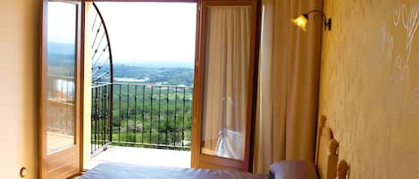 6 عدّة غرف نوم ومكواة/لوح كي وواي فاي مجانًا وملاءات أسرّة