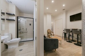 Shower, hair dryer, towels - Apartment 'Guadalquivir' with Wi-Fi and Air Conditioning (Sevilla)