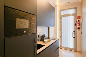 Fridge, microwave, oven, stovetop - Apartment 'Guadalquivir' with Wi-Fi and Air Conditioning (Sevilla)