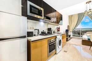 Réfrigérateur, micro-ondes, four, plaque de cuisson