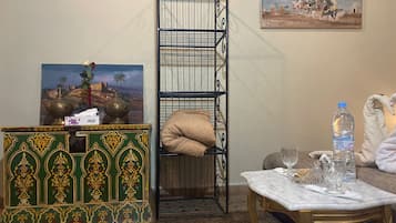 Habitación triple Confort, patio | Escritorio, sistema de insonorización, wifi gratis