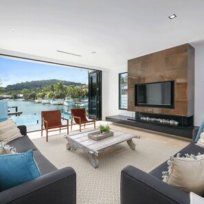 TV connectée, table de tennis de table, livres