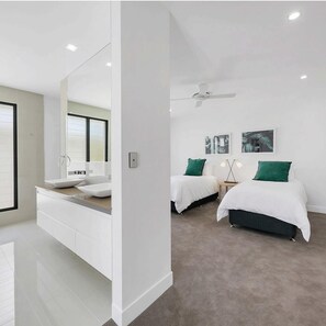 5 bedrooms, desk, iron/ironing board, free WiFi