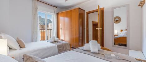 3 bedrooms, iron/ironing board, free WiFi, bed sheets