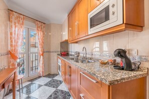 Fridge, microwave, oven, stovetop - Holiday Home 'Ramirez' with Mountain View, Private Terrace and Air Conditioning (Güejar-Sierra)