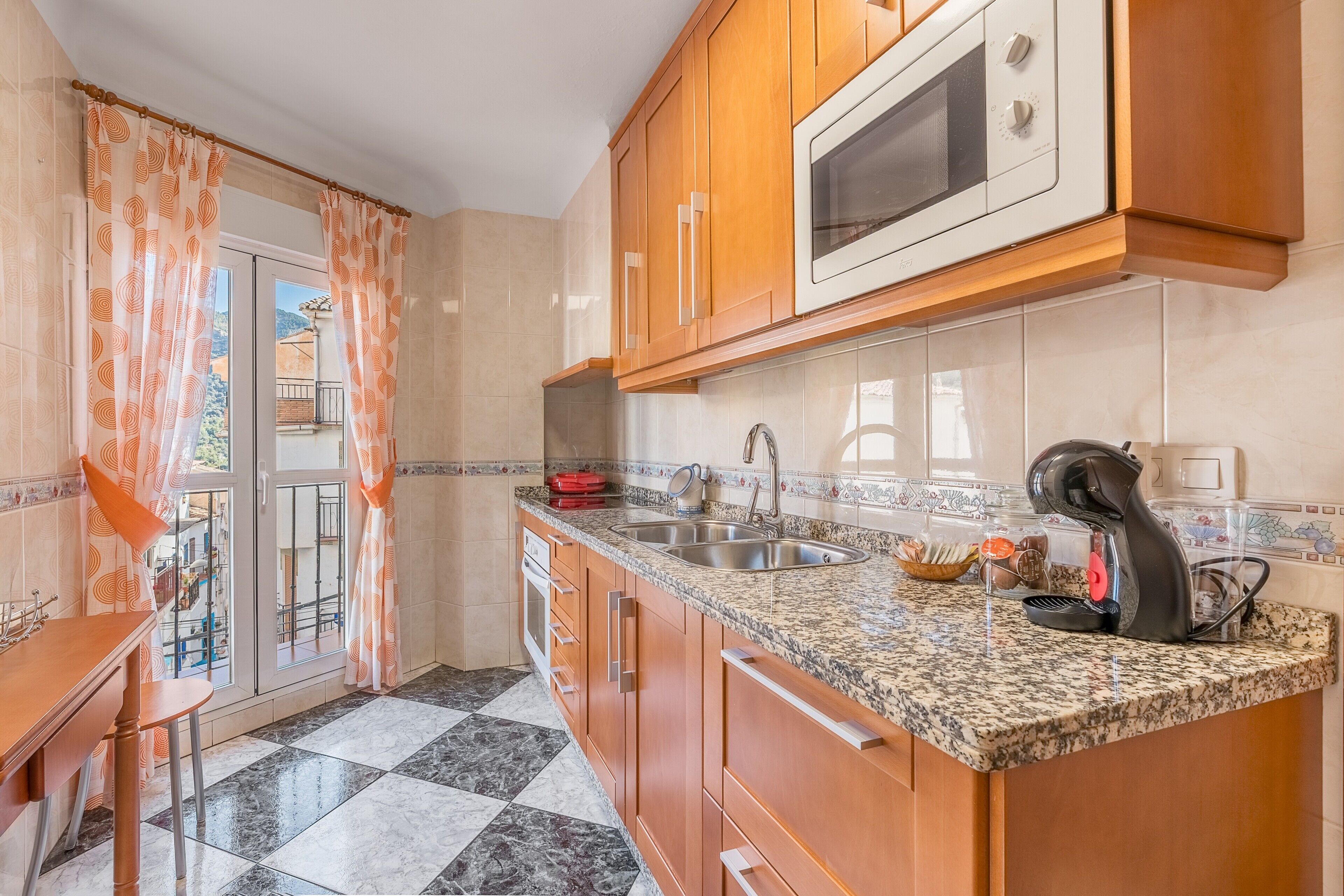 雪櫃、微波爐、焗爐、爐具