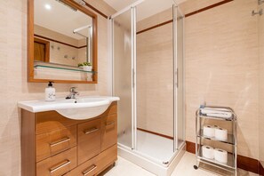 Regadera, secadora de cabello, toallas 