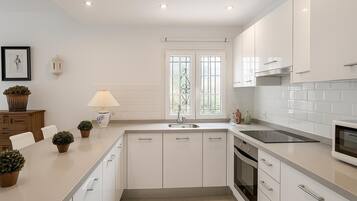 Een koelkast, een magnetron, een oven, een kookplaat