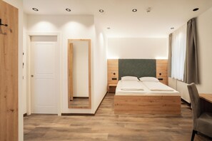 Habitación triple | Sábanas italianas Frette, ropa de cama de alta calidad, caja fuerte