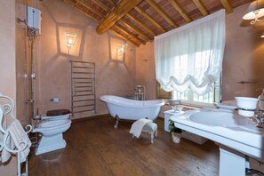 Shower, hair dryer, bidet - Il Podere - My Rental Homes (Capannori)