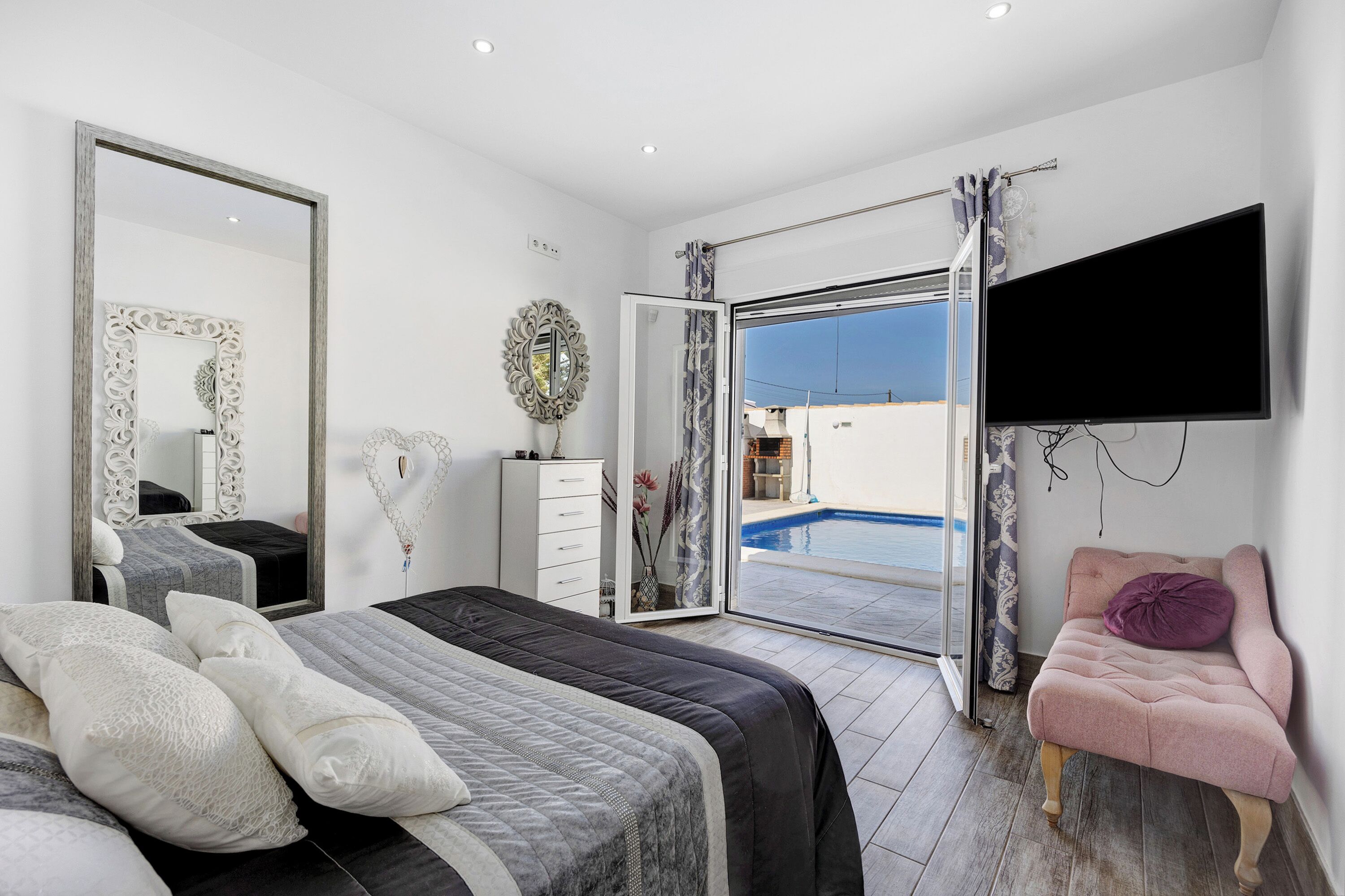 3 slaapkamers, een strijkplank/strijkijzer, gratis wifi, beddengoed