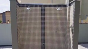 A covered outdoor shower area with tiled walls and a tiled floor. - Complete apartment in Ubatuba - Itaguá with air conditioning + Wifi (Itaguá Ubatuba)