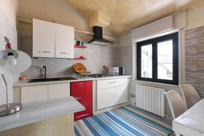 Réfrigérateur, micro-ondes, plaque de cuisson, bouilloire électrique
