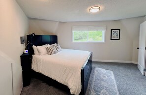 3 bedrooms, desk, iron/ironing board, travel crib