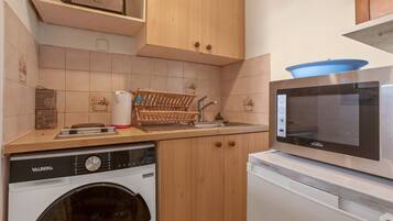 Køleskab, mikrobølgeovn, ovn, kogeplade