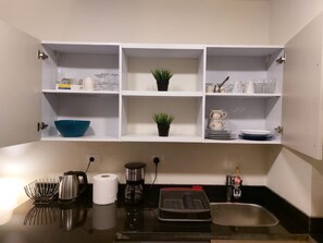 Kjøleskap, mikrobølgeovn, kokeplater og kaffetrakter/tekoker
