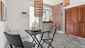 Een eethoek met een tafel, stoelen en hanglampen.